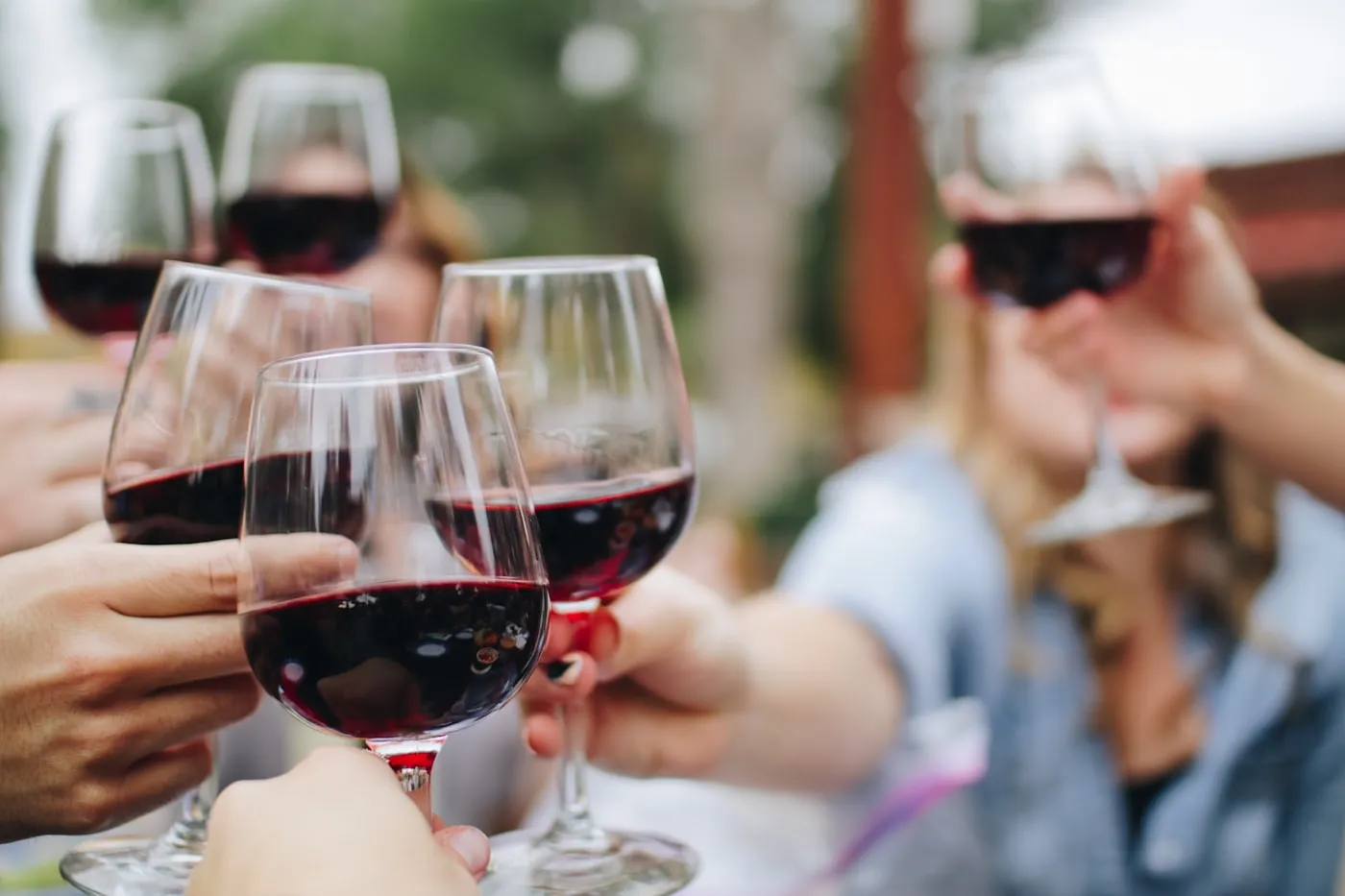 Copas de vino en la barra